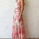 Alexandra - rochie midi fără mâneci, plisată, cu imprimeu floral roz din șifon — imagine 3