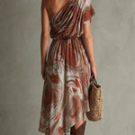 Dawn - Rochie midi din șifon cu imprimeu abstract, model boho, pe un umăr, cu imprimeu marmorat neregulat și petrecut — imagine 3